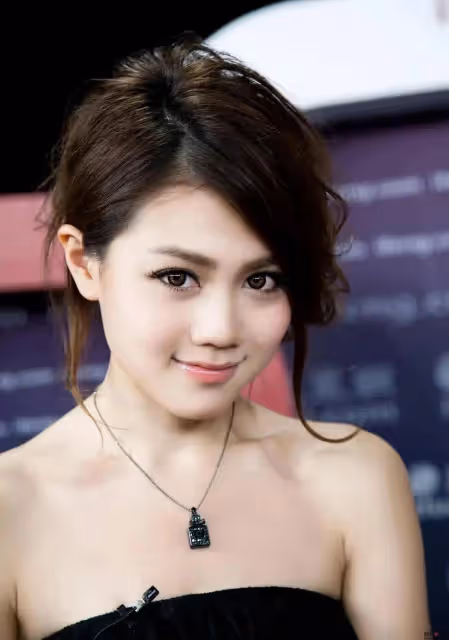 周秀娜靚麗寫真大秀事業線!膚白貌美魔鬼身材性感火辣