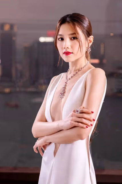 周秀娜靚麗寫真大秀事業線!膚白貌美魔鬼身材性感火辣