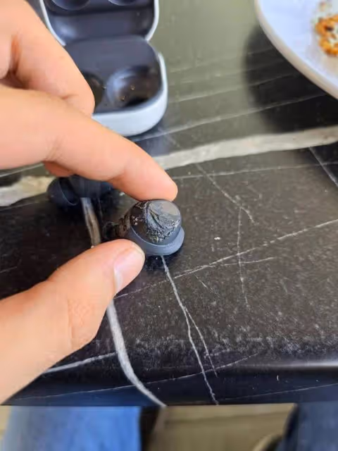 用戶反饋三星 Galaxy Buds FE 耳機發生爆炸,導致聽力永久受損