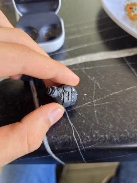 用戶反饋三星 Galaxy Buds FE 耳機發生爆炸,導致聽力永久受損