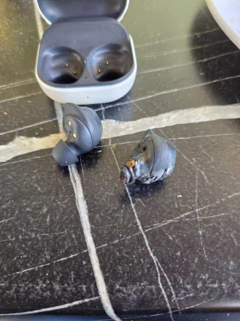 用戶反饋三星 Galaxy Buds FE 耳機發生爆炸,導致聽力永久受損