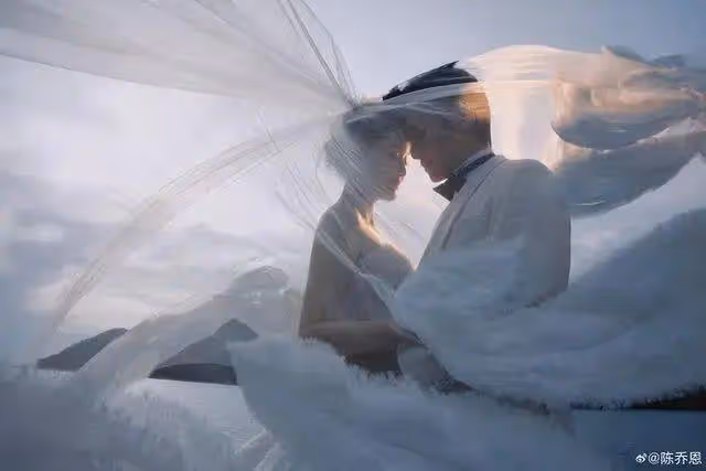 陳喬恩與小9歲艾倫大婚！她嘆息曾戲裡穿了200次婚紗