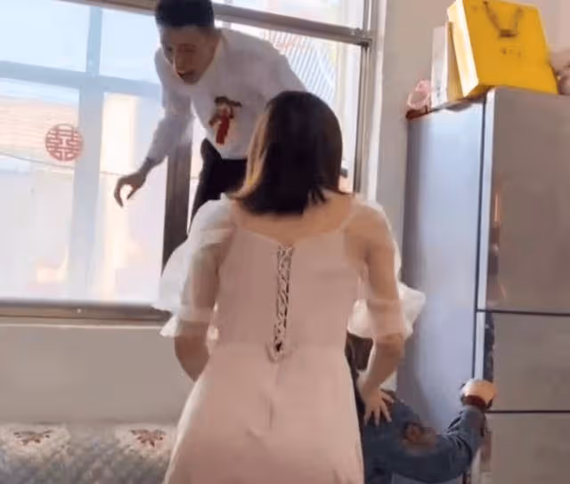 萬萬沒想到?山東一男子接親進屋就被撂倒,被迫與伴娘恩愛一波
