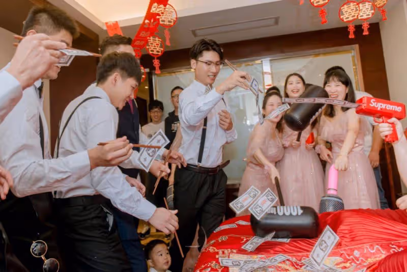 萬萬沒想到?山東一男子接親進屋就被撂倒,被迫與伴娘恩愛一波