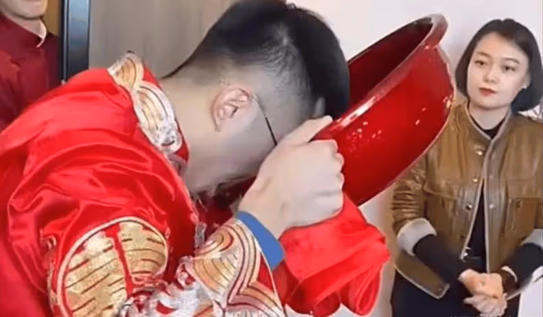 萬萬沒想到?山東一男子接親進屋就被撂倒,被迫與伴娘恩愛一波