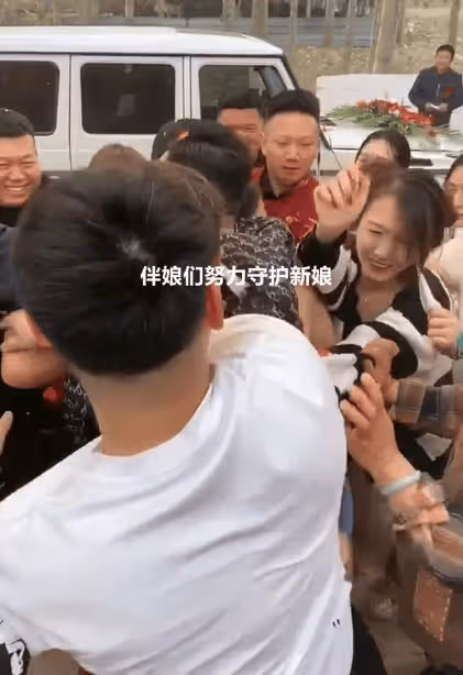 萬萬沒想到?山東一男子接親進屋就被撂倒,被迫與伴娘恩愛一波
