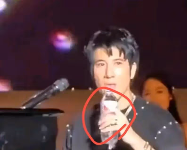 王力宏是懂感恩的!演唱會上仍喝哇哈哈幫著宣傳,網友贊他大格局