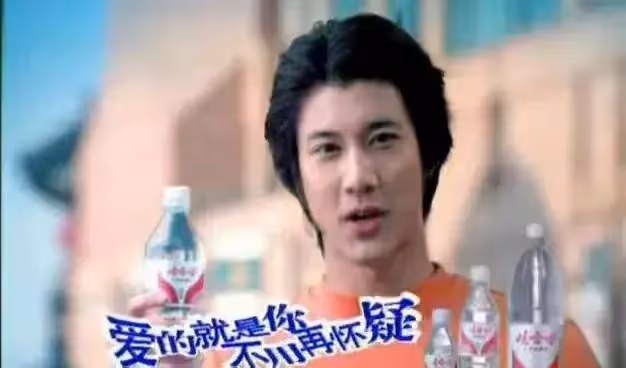 王力宏是懂感恩的!演唱會上仍喝哇哈哈幫著宣傳,網友贊他大格局