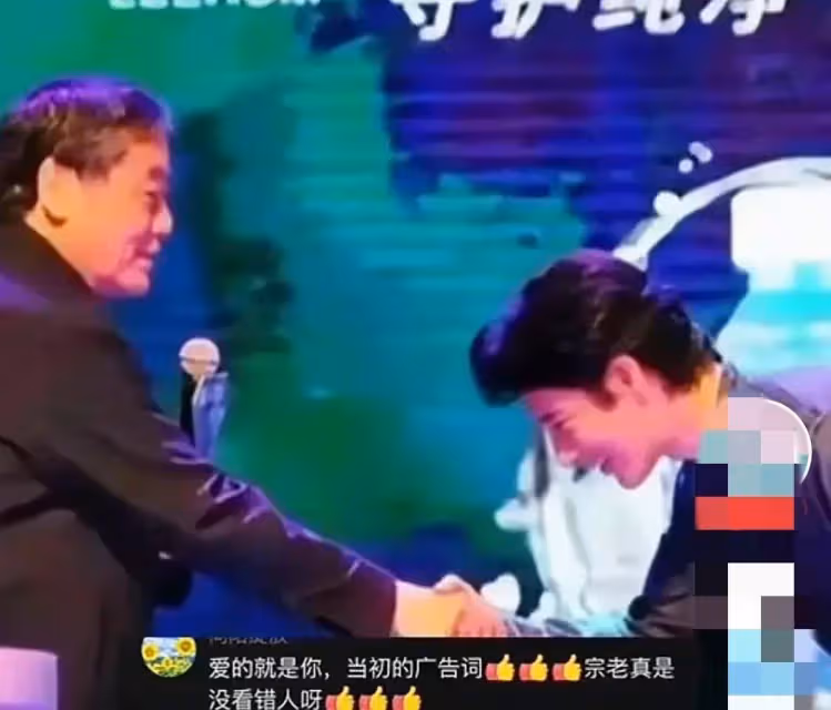 王力宏是懂感恩的!演唱會上仍喝哇哈哈幫著宣傳,網友贊他大格局