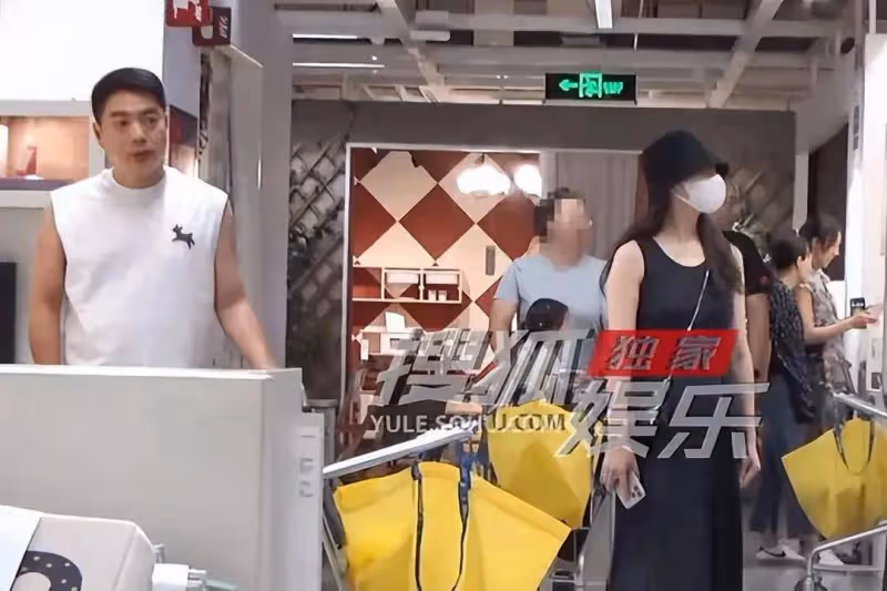 44歲殷桃好事將近?與男友挑選家具,相互喂食,甜蜜之情溢於言表