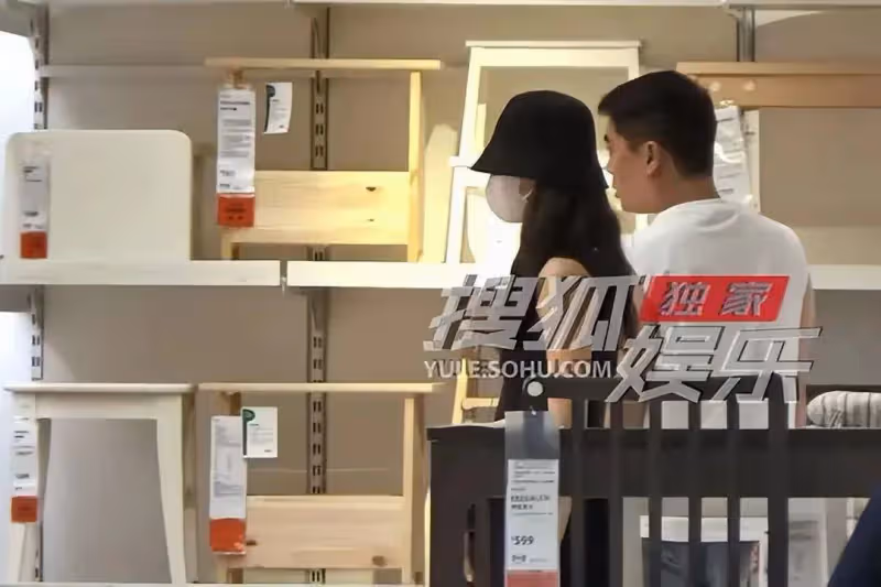 44歲殷桃好事將近?與男友挑選家具,相互喂食,甜蜜之情溢於言表