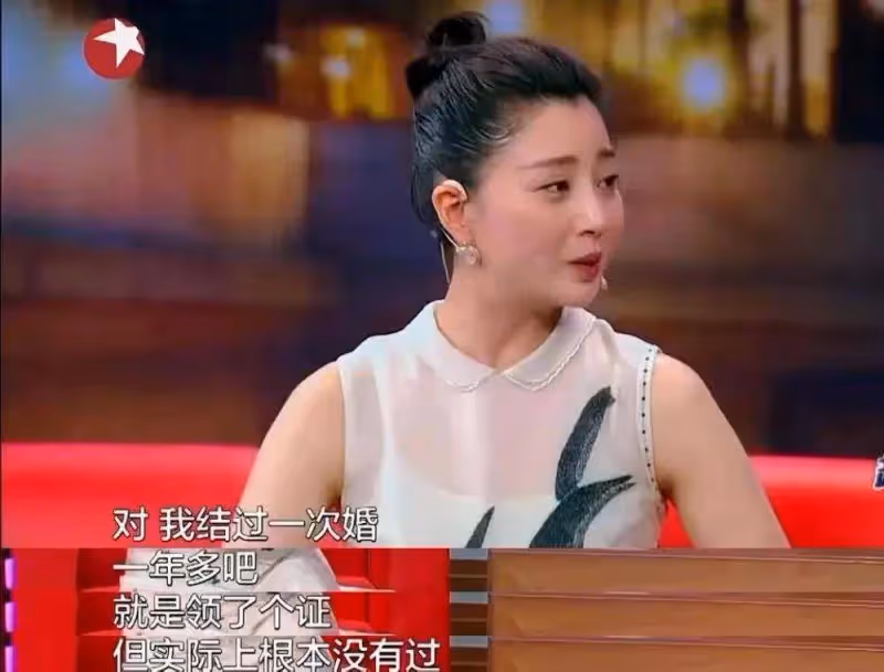 44歲殷桃好事將近?與男友挑選家具,相互喂食,甜蜜之情溢於言表