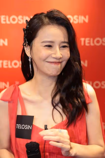 恭喜?TVB女星穿紅色連身裙肚凸孕味十足!臉上掛滿笑容,被問有喜沒否認