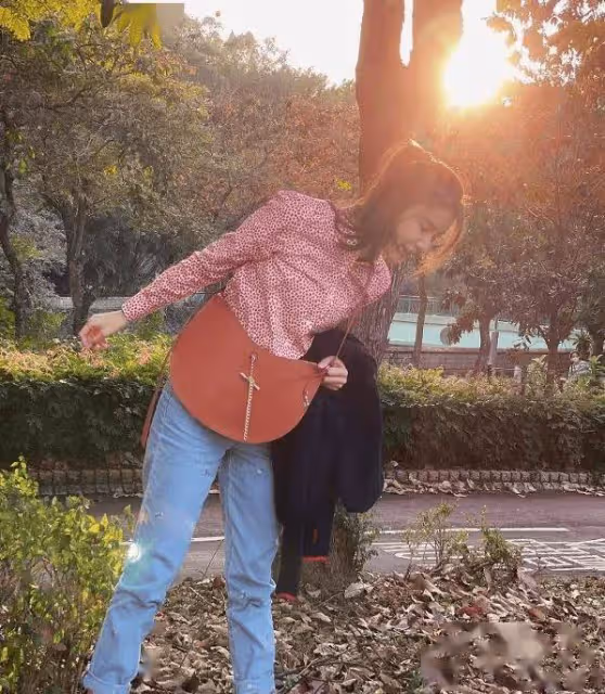 恭喜?TVB女星穿紅色連身裙肚凸孕味十足!臉上掛滿笑容,被問有喜沒否認
