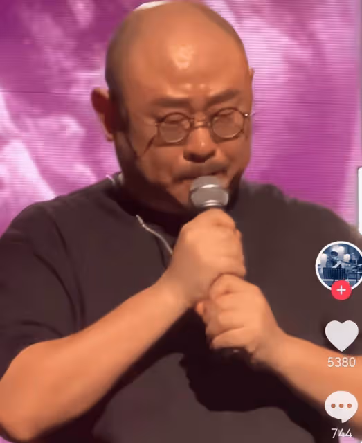 這次,雲朵藏了多年的體面,被演唱會上掀衣服抹淚的刀郎撕個稀碎