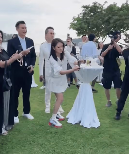 安以軒低調現身陳喬恩婚禮，穿白色短裙身材纖瘦，忙著拍照好鬆弛