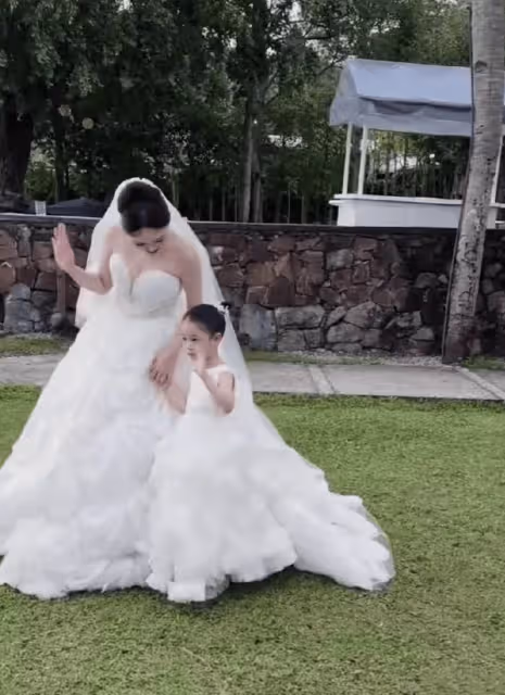 安以軒低調現身陳喬恩婚禮，穿白色短裙身材纖瘦，忙著拍照好鬆弛