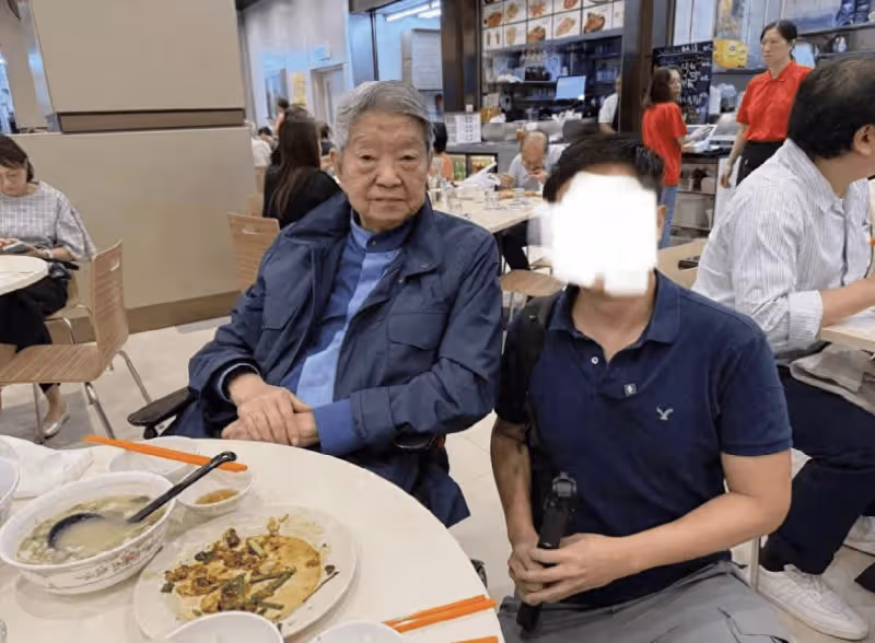 83歲蔡瀾外出吃飯罕露臉，輪椅代步打扮嚴實，由八人照顧仍住酒店