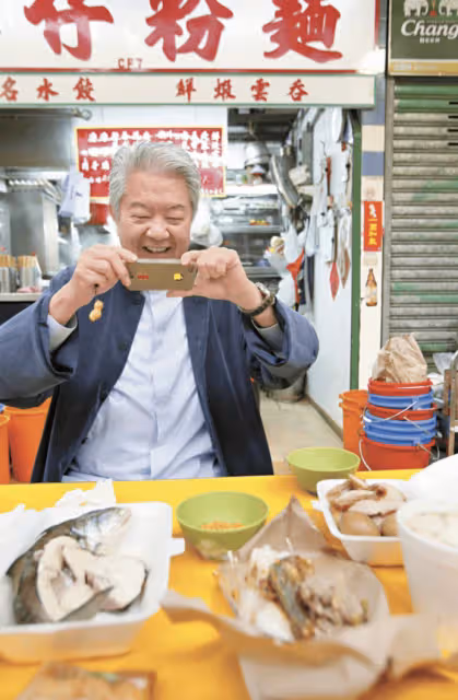 83歲蔡瀾外出吃飯罕露臉，輪椅代步打扮嚴實，由八人照顧仍住酒店