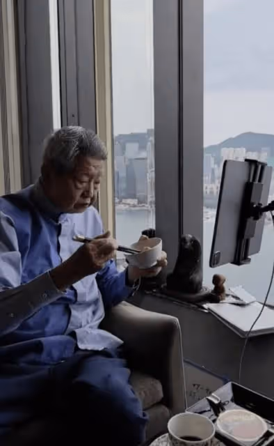 83歲蔡瀾外出吃飯罕露臉，輪椅代步打扮嚴實，由八人照顧仍住酒店