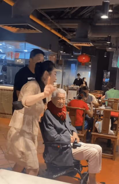 83歲蔡瀾外出吃飯罕露臉，輪椅代步打扮嚴實，由八人照顧仍住酒店