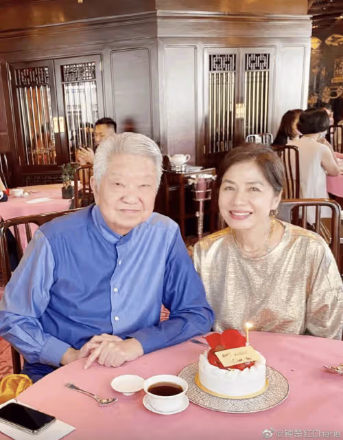 83歲蔡瀾外出吃飯罕露臉，輪椅代步打扮嚴實，由八人照顧仍住酒店
