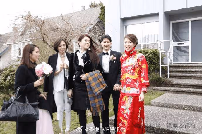 40歲鍾嘉欣與小學女同學聚會竟有一個共通點？同學仔低胸加潔白靚牙勁搶鏡