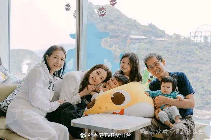 40歲鍾嘉欣與小學女同學聚會竟有一個共通點？同學仔低胸加潔白靚牙勁搶鏡