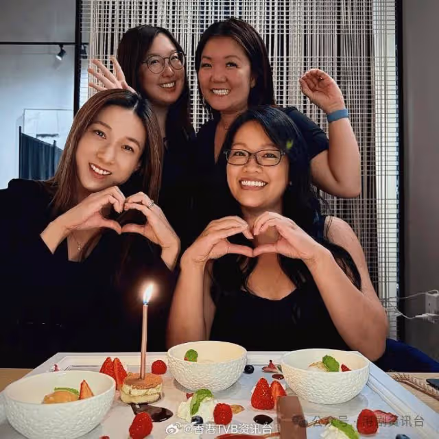 40歲鍾嘉欣與小學女同學聚會竟有一個共通點？同學仔低胸加潔白靚牙勁搶鏡