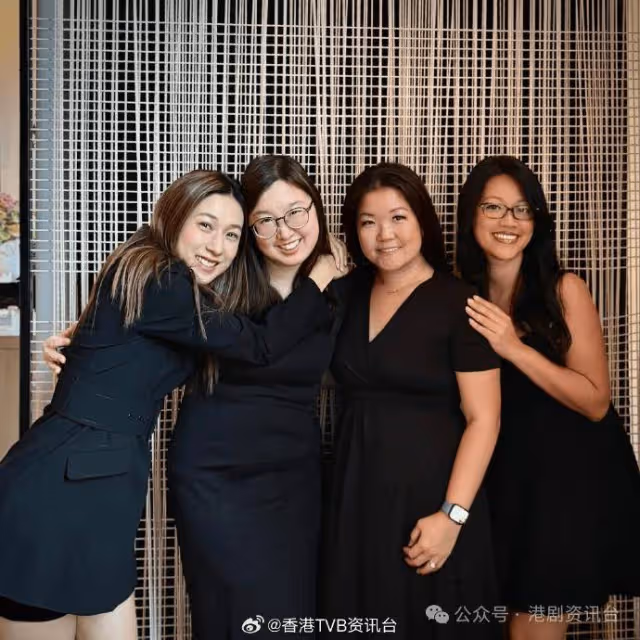 40歲鍾嘉欣與小學女同學聚會竟有一個共通點？同學仔低胸加潔白靚牙勁搶鏡