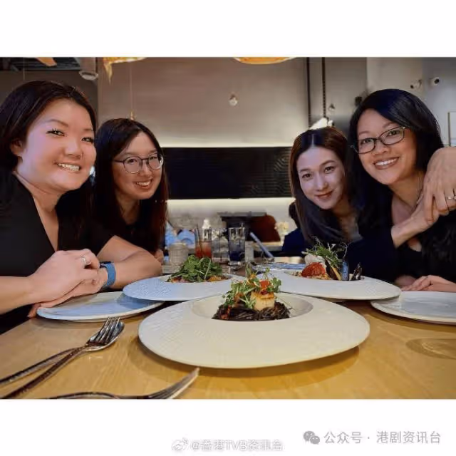 40歲鍾嘉欣與小學女同學聚會竟有一個共通點？同學仔低胸加潔白靚牙勁搶鏡