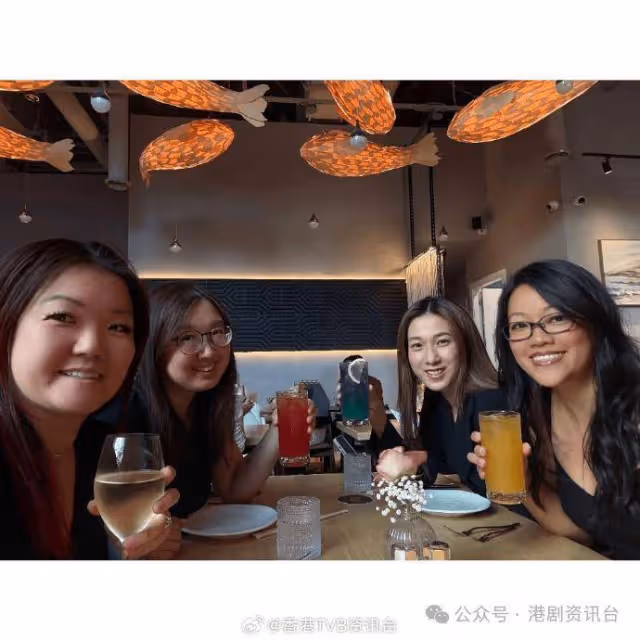 40歲鍾嘉欣與小學女同學聚會竟有一個共通點？同學仔低胸加潔白靚牙勁搶鏡