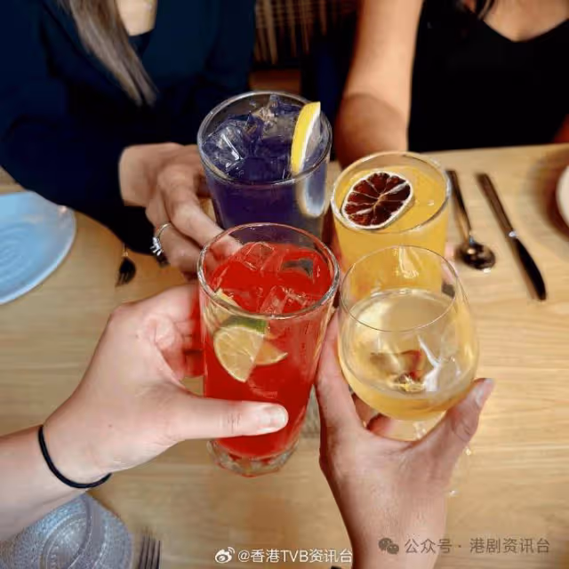 40歲鍾嘉欣與小學女同學聚會竟有一個共通點？同學仔低胸加潔白靚牙勁搶鏡