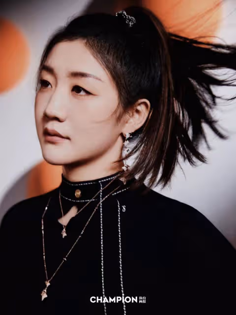 陳夢曬時尚封面大片,多風格展示30歲成熟美,一顰一笑超迷人