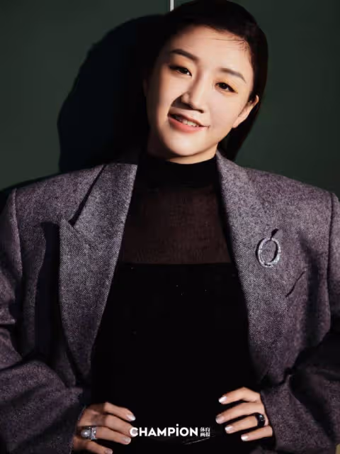 陳夢曬時尚封面大片,多風格展示30歲成熟美,一顰一笑超迷人