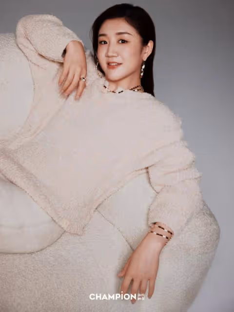 陳夢曬時尚封面大片,多風格展示30歲成熟美,一顰一笑超迷人