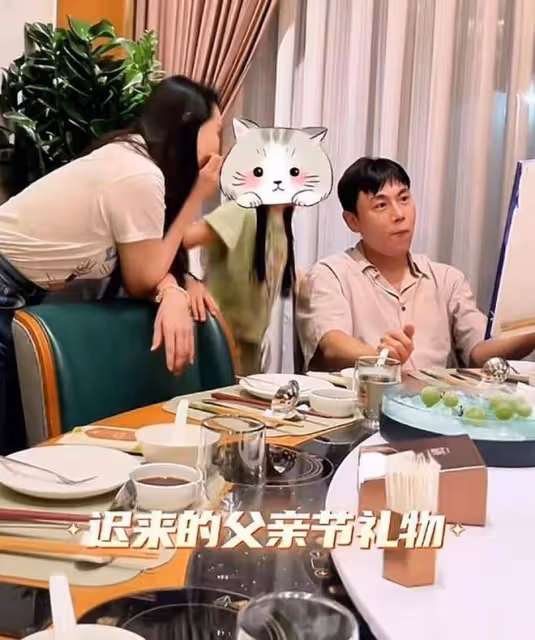 伊能靜曬女兒給秦昊做髮型,老父親超配合,紫襪子配黃拖鞋接地氣