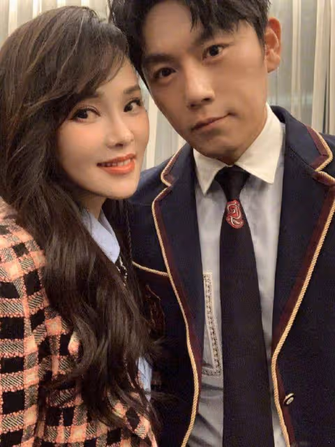 伊能靜曬女兒給秦昊做髮型,老父親超配合,紫襪子配黃拖鞋接地氣