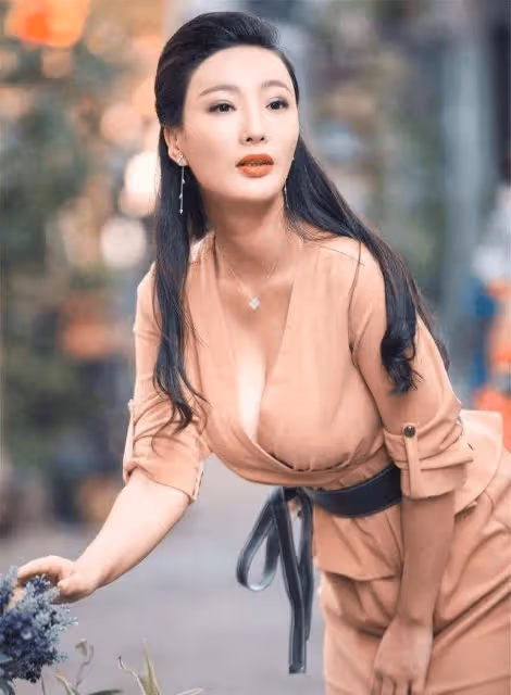 她曾是中國「乳神」,身材好到爆炸,曾出演《一路向西》,可惜如今不溫不火!