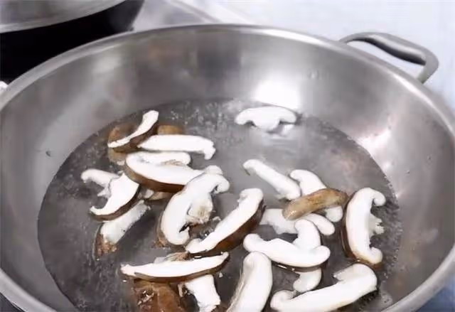 香菇和豆腐做一道下飯菜,豆腐焦香,濃香好吃,做起來很簡單