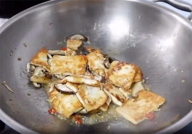 香菇和豆腐做一道下飯菜,豆腐焦香,濃香好吃,做起來很簡單