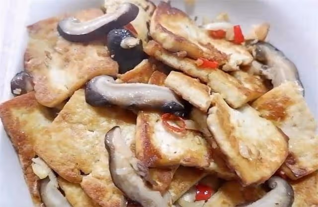 香菇和豆腐做一道下飯菜,豆腐焦香,濃香好吃,做起來很簡單