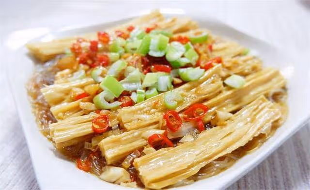 簡單好吃的家常菜,腐竹蒸粉絲,做法簡單實用,鮮香可口,收藏了