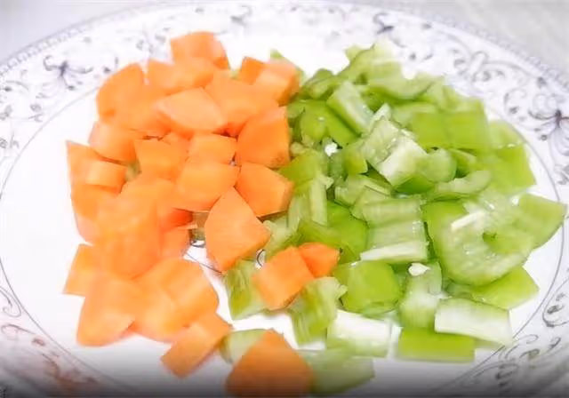 簡單好吃的家常菜,一道宮保杏鮑菇,鮮香美味,用勺子吃特別過癮