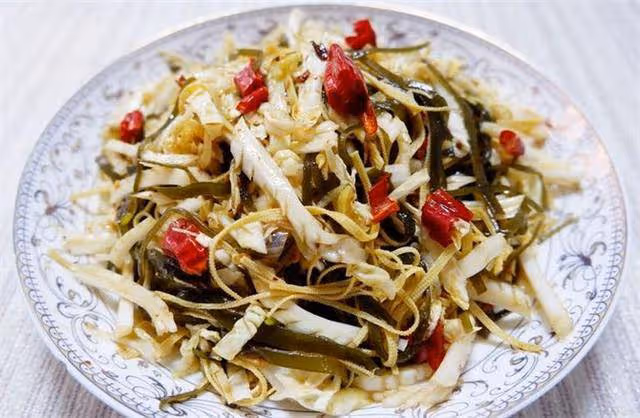 用白菜做涼拌菜也非常給力,加入海帶和干豆腐,酸辣脆爽,真好吃
