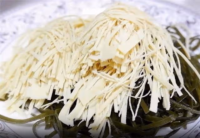 用白菜做涼拌菜也非常給力,加入海帶和干豆腐,酸辣脆爽,真好吃