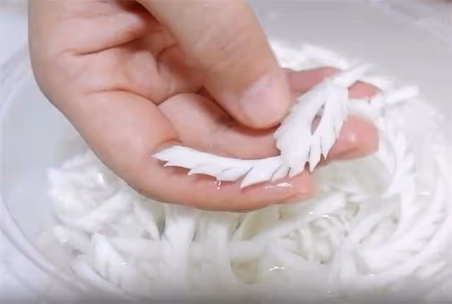 用白菜做涼拌菜也非常給力,加入海帶和干豆腐,酸辣脆爽,真好吃