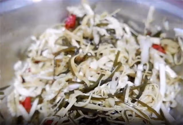 用白菜做涼拌菜也非常給力,加入海帶和干豆腐,酸辣脆爽,真好吃