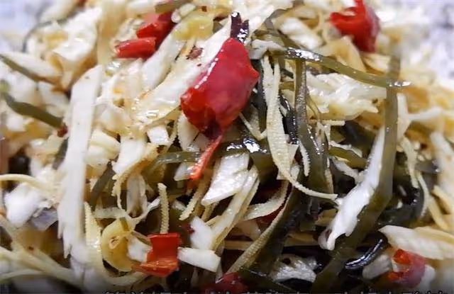 用白菜做涼拌菜也非常給力,加入海帶和干豆腐,酸辣脆爽,真好吃
