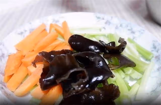 一道簡單的涼拌小菜,三種有營養的食材,簡單幾步,營養好吃